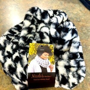 SOLD Beautiful black a d white scarf!